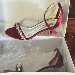 Size 35 maroon color never worn to big for me a beautiful shoe